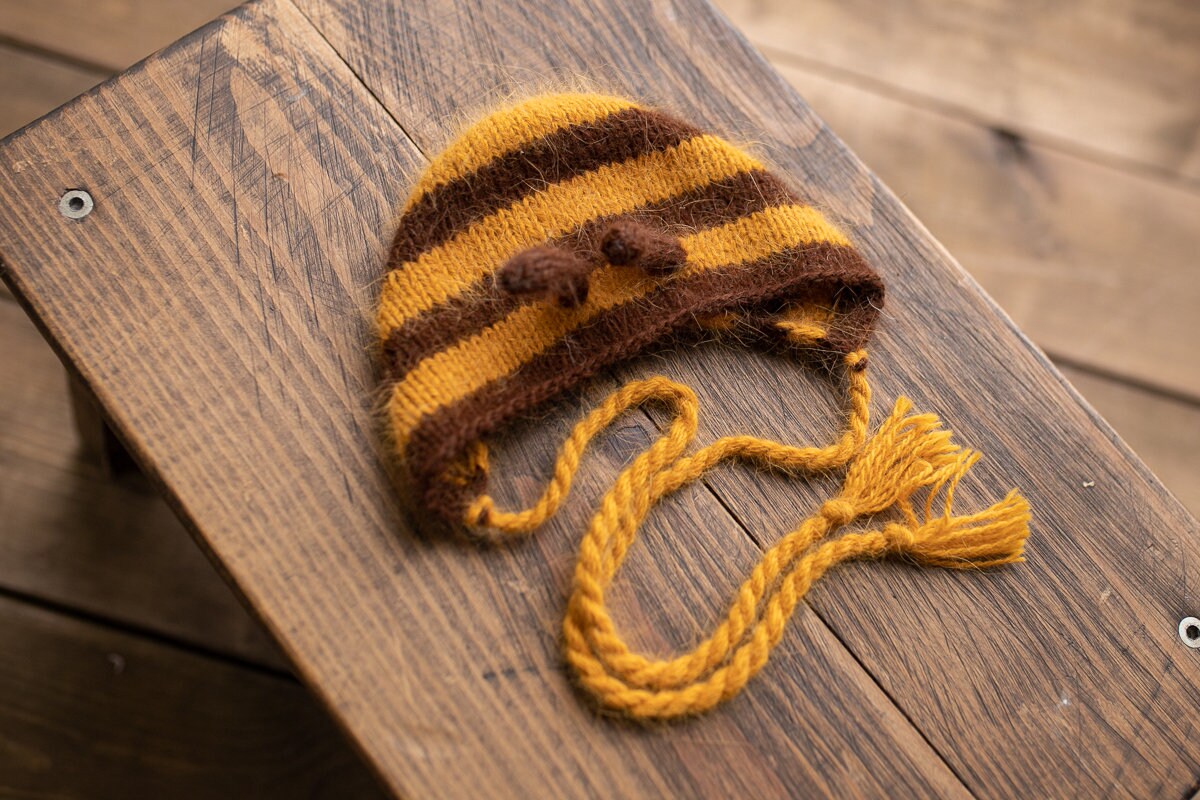 Knitted Bee bonnet and toy,Newborn Photography Prop Set,Newborn photography outfit,Newborn girl photoshoot outfit,Newborn Beе Outfit