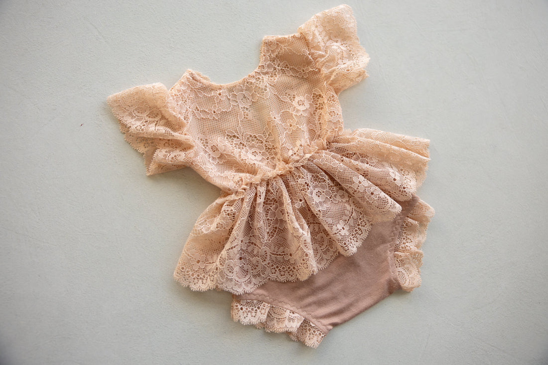 Neutral Newborn Props: How to Build a Versatile Kit That Works for Any Gender & Style