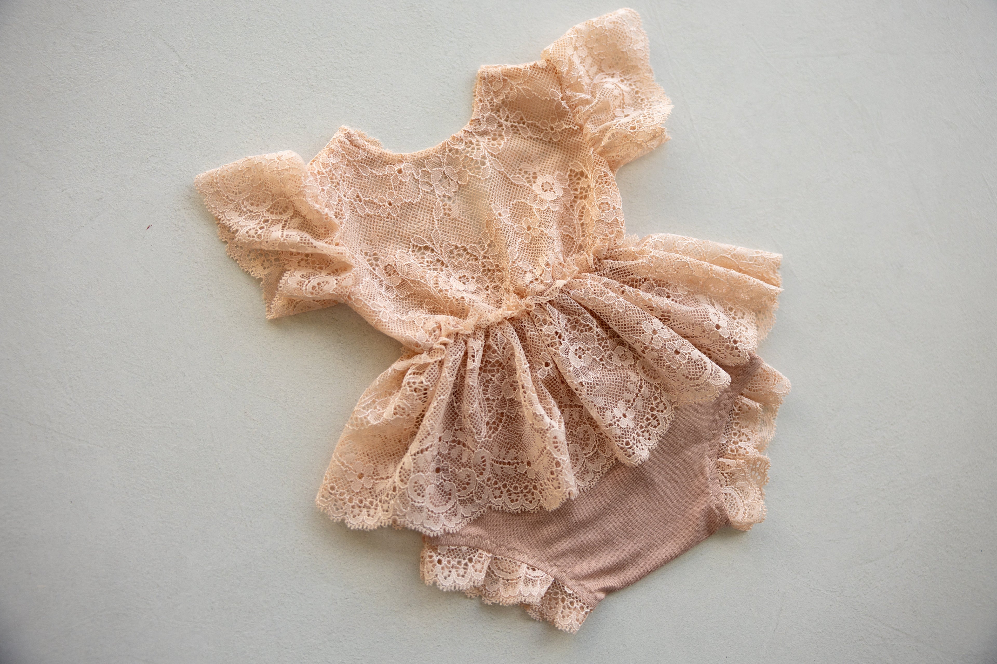 Neutral Newborn Props: How to Build a Versatile Kit That Works for Any Gender & Style