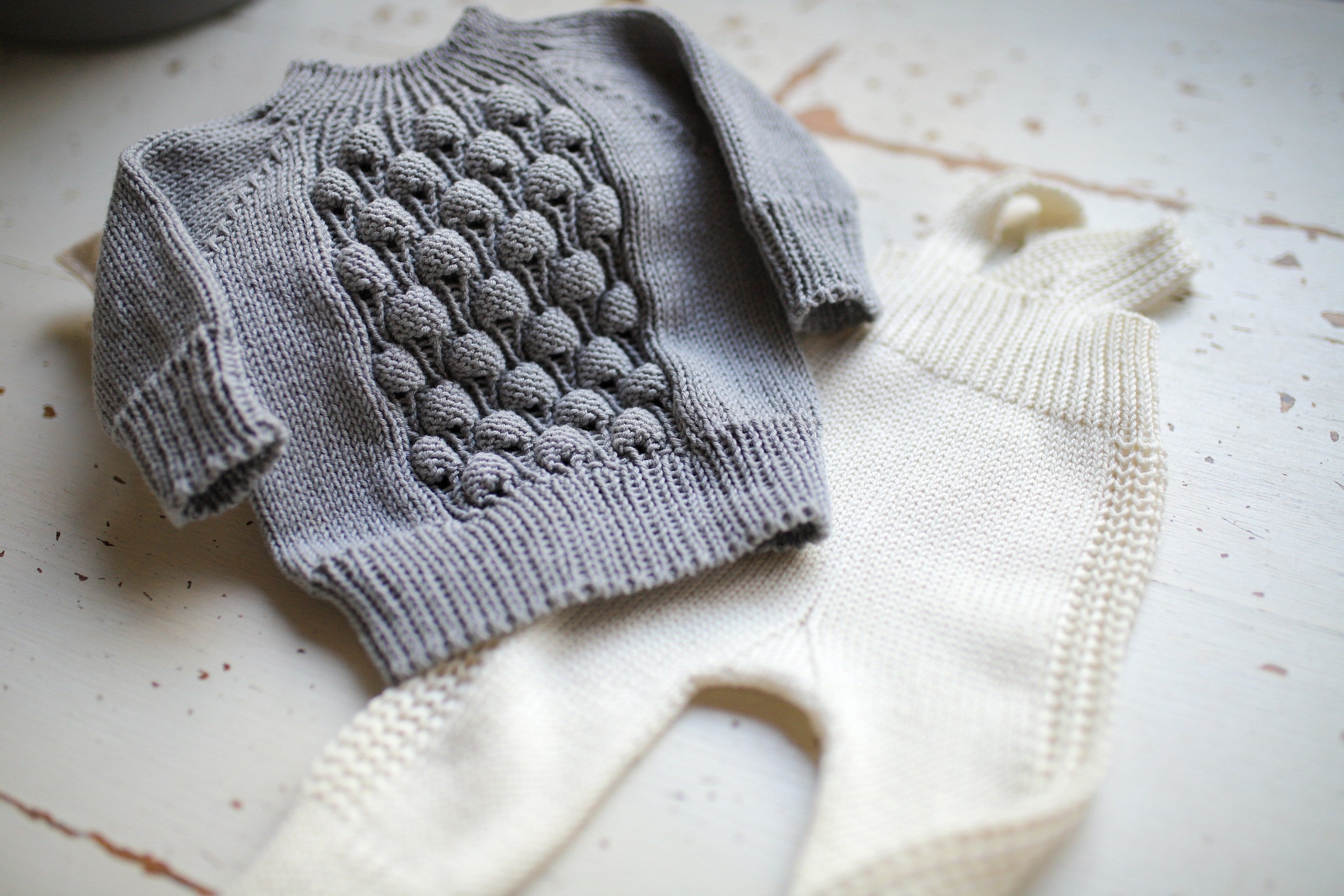 How to Dress a Newborn for a Photoshoot: Materials, Colors & Styles Guide