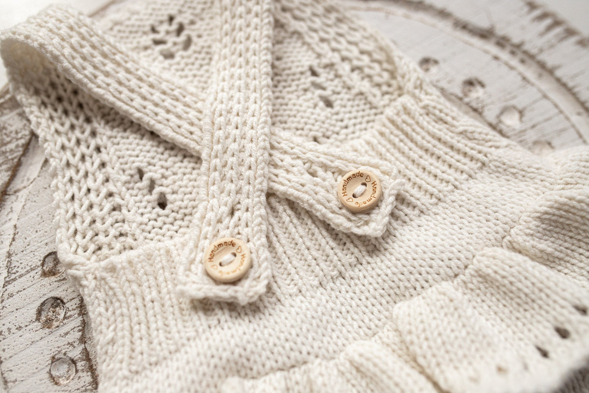 How to Style a Minimalist Newborn Photoshoot: Less Props, More Emotion
