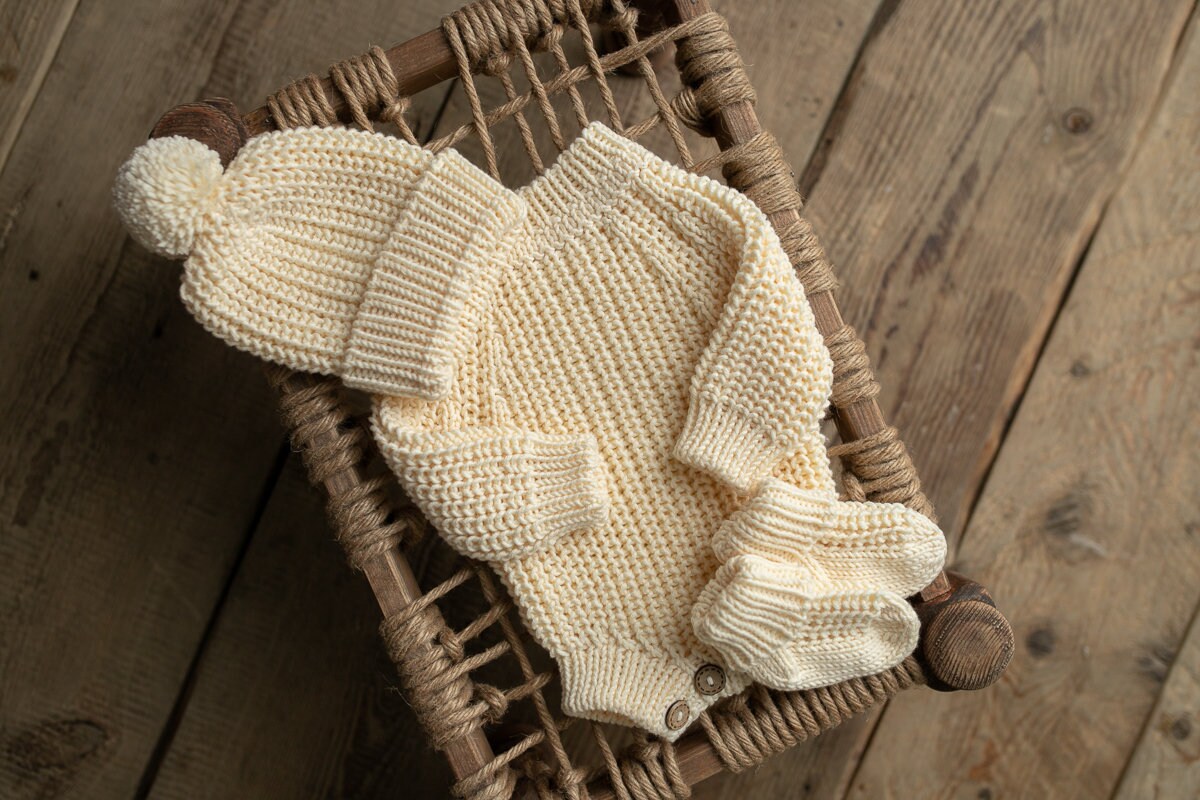 Newborn photography trends 2026 — knitted props, earthy tones, natural materials