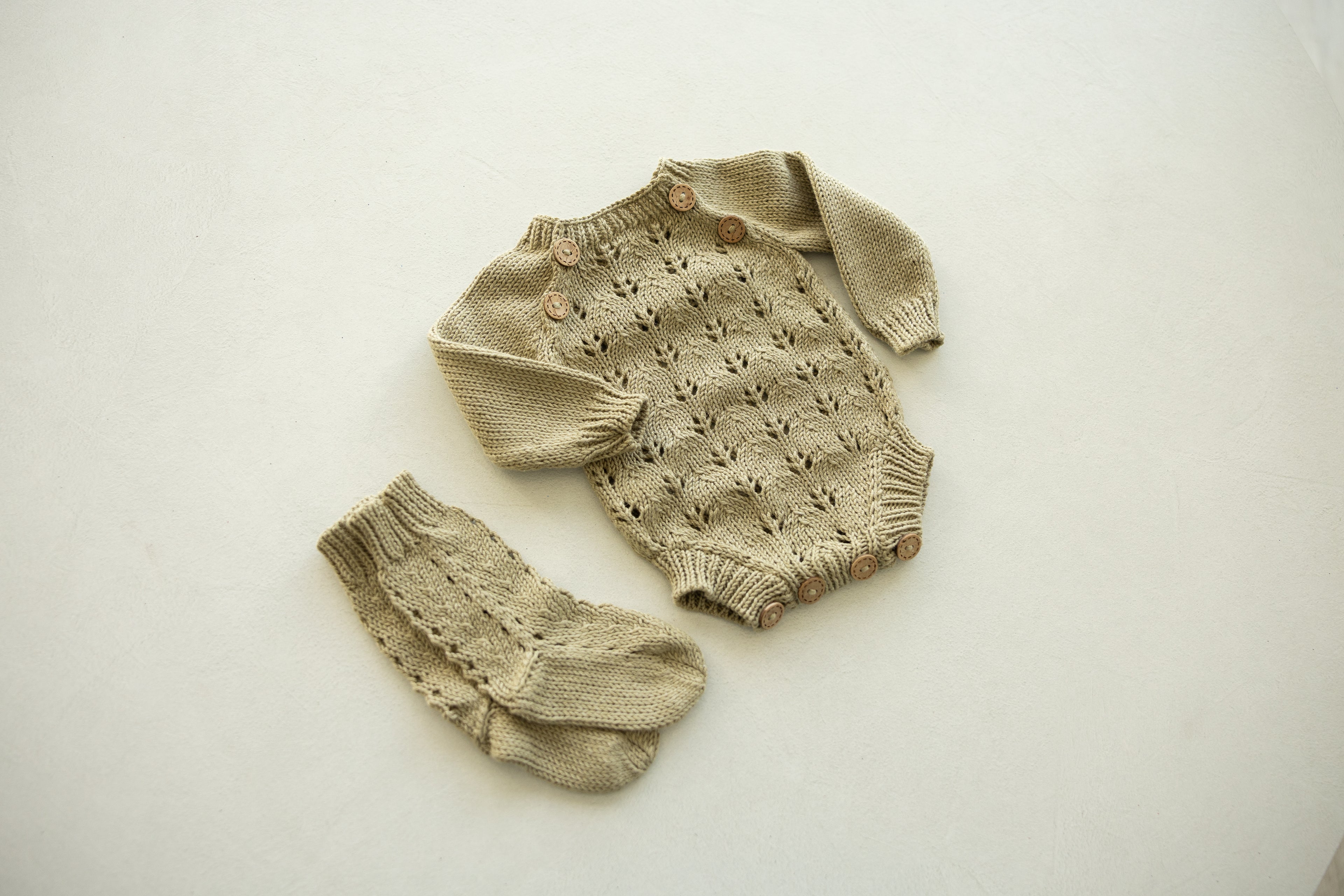 Knitted jumpsuit, bonnet and booties for a newborn, merino wool clothing set, newborn photo shoot props, newborn photo shoot clothes, hospital discharge clothes. (Copy) (Copy) (Copy) (Copy)