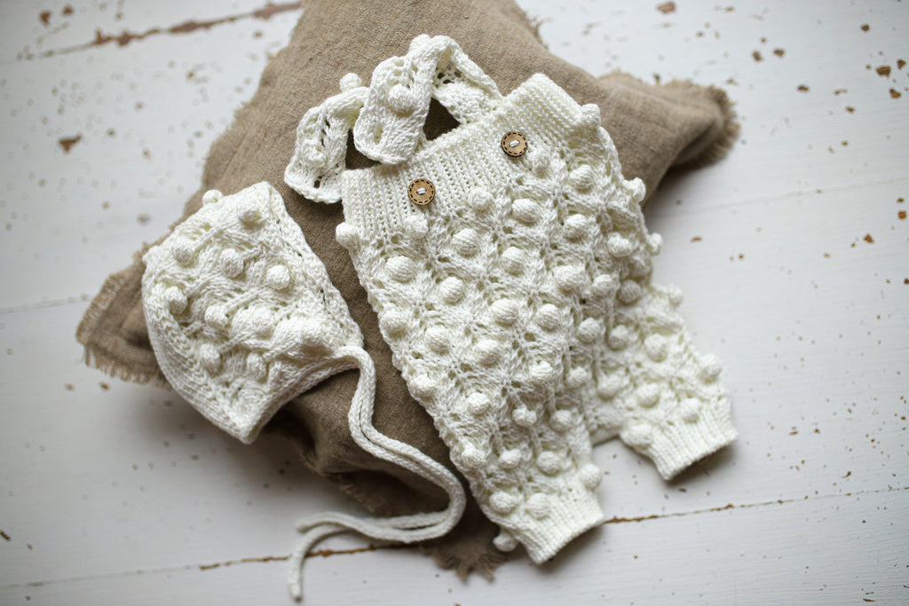 Knitted set for a newborn girl, knitted jumpsuit and bonnet, outfit for a newborn photo shoot, gift for pregnant women, props for newborns, outfit for discharge from the hospital
