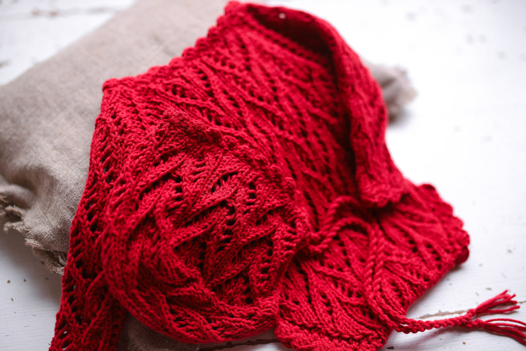 Knitted newborn set: jumpsuit and bonnet. Wool and acrylic blend. Perfect for a newborn photo shoot. A gift for a baby shower, a hospital discharge set, or a gift for new parents.