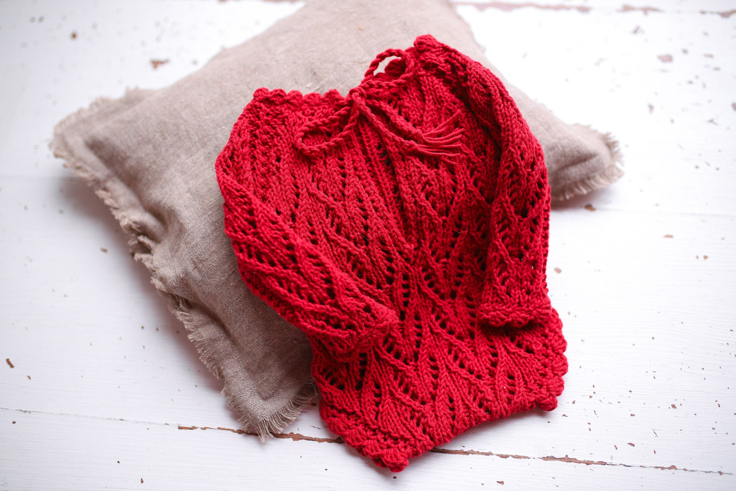 Knitted newborn set: jumpsuit and bonnet. Wool and acrylic blend. Perfect for a newborn photo shoot. A gift for a baby shower, a hospital discharge set, or a gift for new parents.