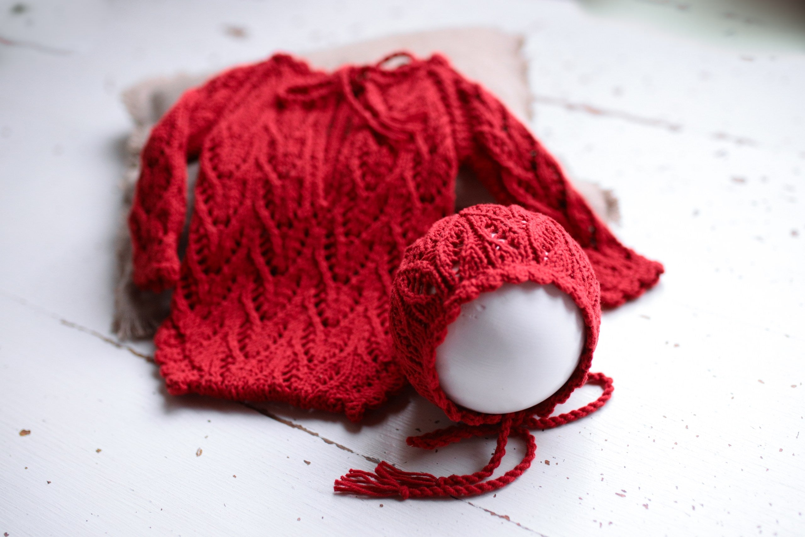 Knitted newborn set: jumpsuit and bonnet. Wool and acrylic blend. Perfect for a newborn photo shoot. A gift for a baby shower, a hospital discharge set, or a gift for new parents.