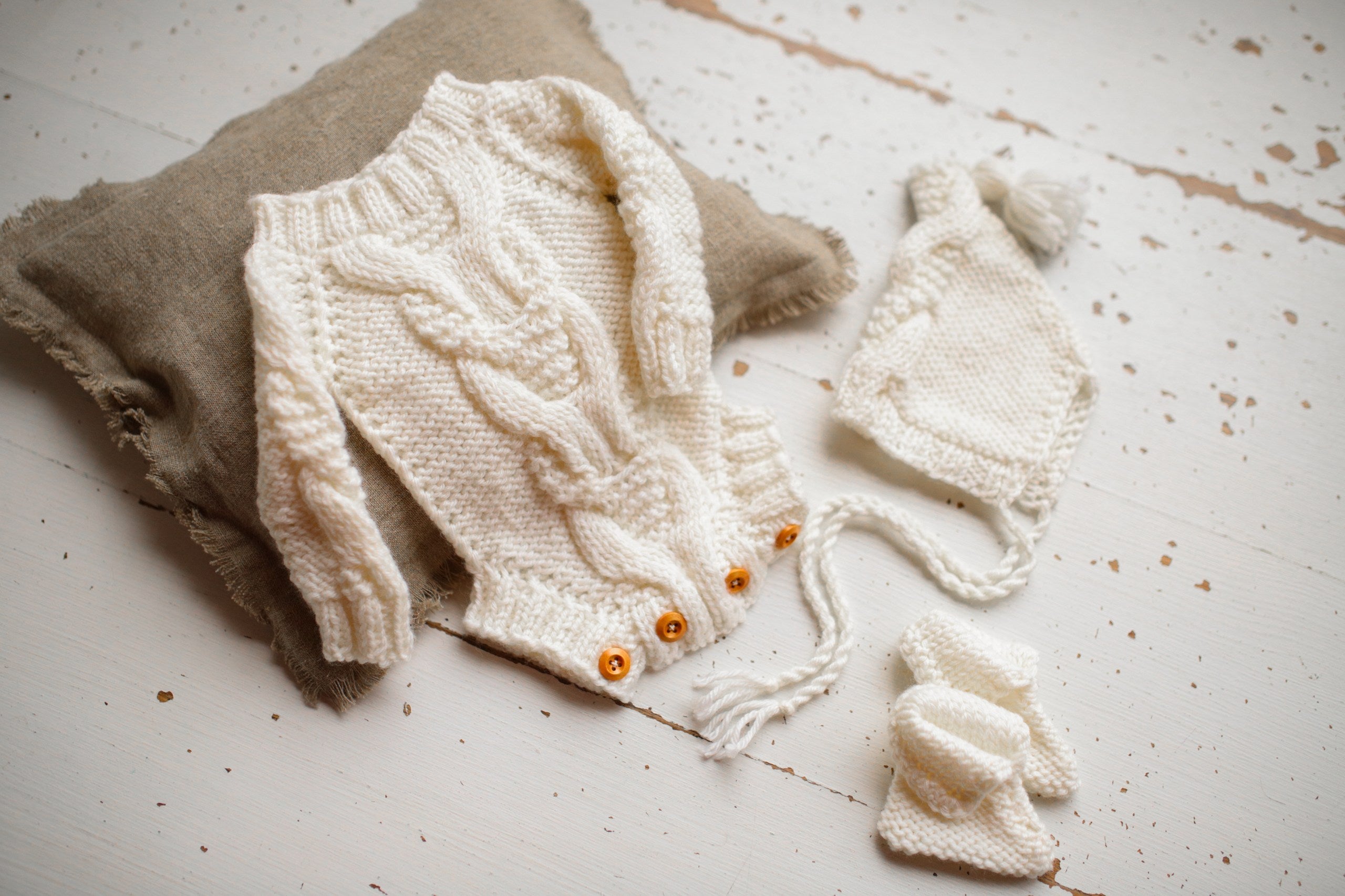 Knitted jumpsuit, bonnet and booties for a newborn, merino wool clothing set, newborn photo shoot props, newborn photo shoot clothes, hospital discharge clothes.
