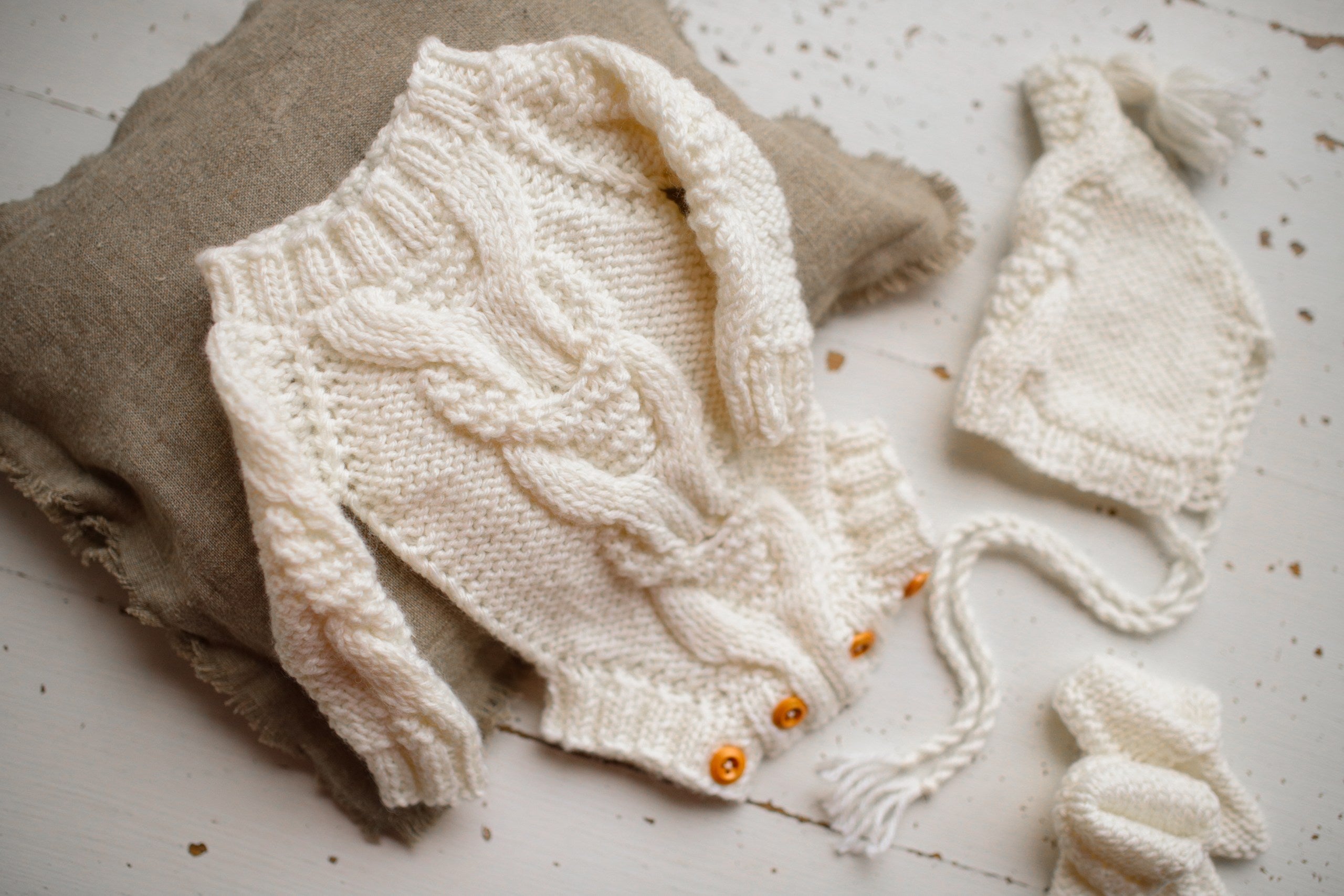 Knitted jumpsuit, bonnet and booties for a newborn, merino wool clothing set, newborn photo shoot props, newborn photo shoot clothes, hospital discharge clothes.