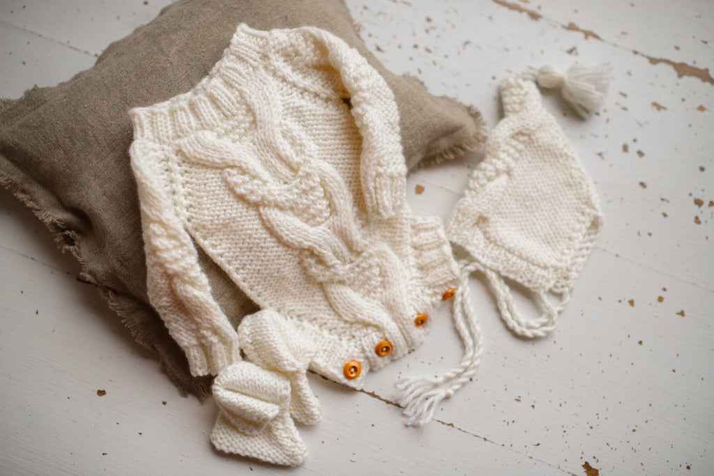Knitted jumpsuit, bonnet and booties for a newborn, merino wool clothing set, newborn photo shoot props, newborn photo shoot clothes, hospital discharge clothes.