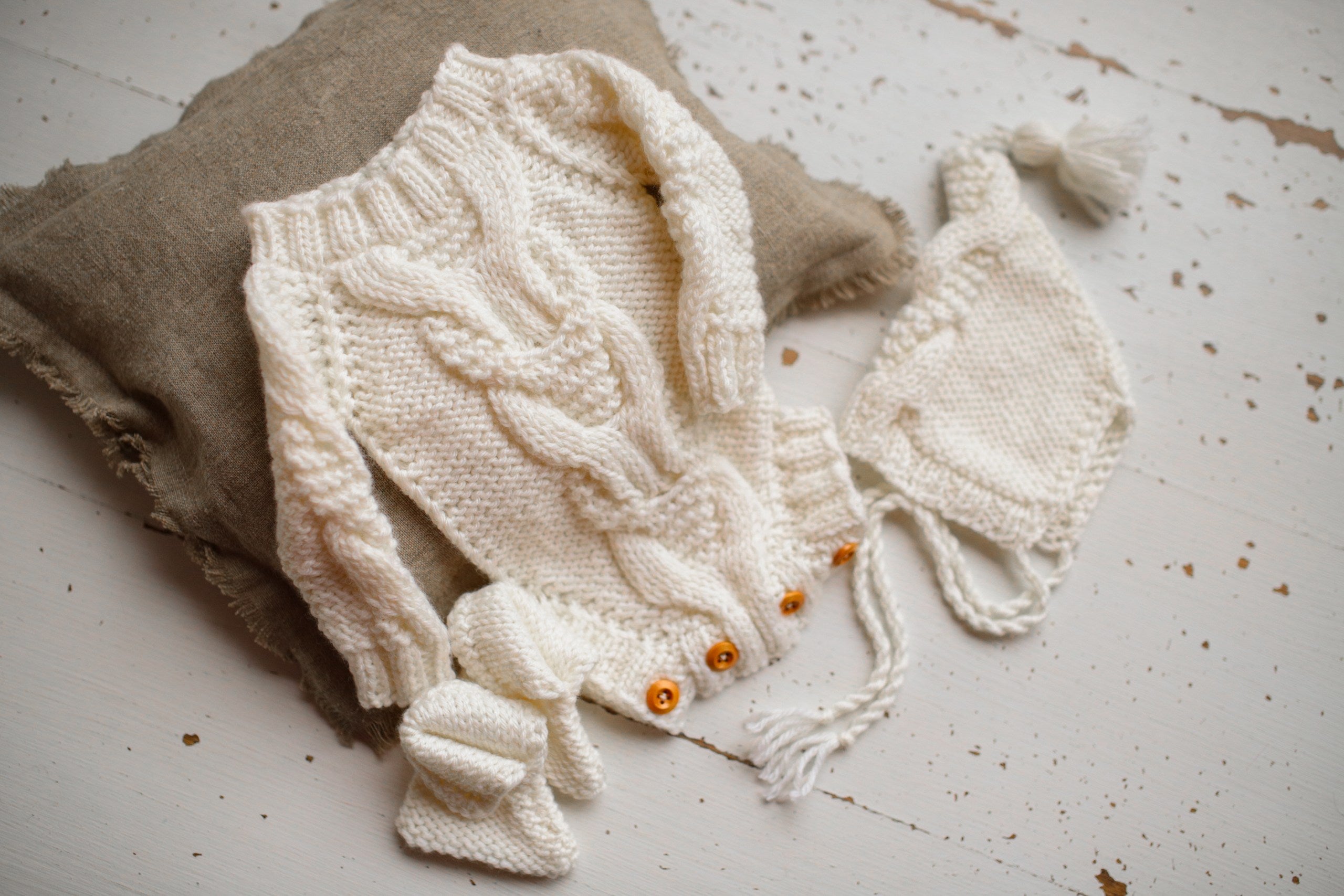 Knitted jumpsuit, bonnet and booties for a newborn, merino wool clothing set, newborn photo shoot props, newborn photo shoot clothes, hospital discharge clothes.