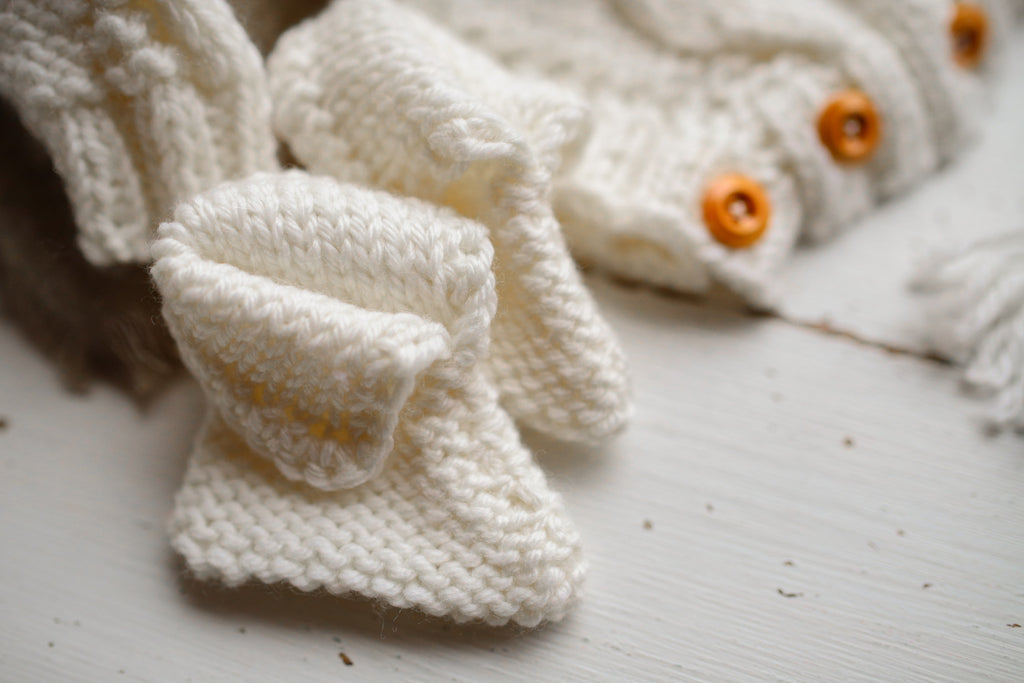 Knitted jumpsuit, bonnet and booties for a newborn, merino wool clothing set, newborn photo shoot props, newborn photo shoot clothes, hospital discharge clothes.
