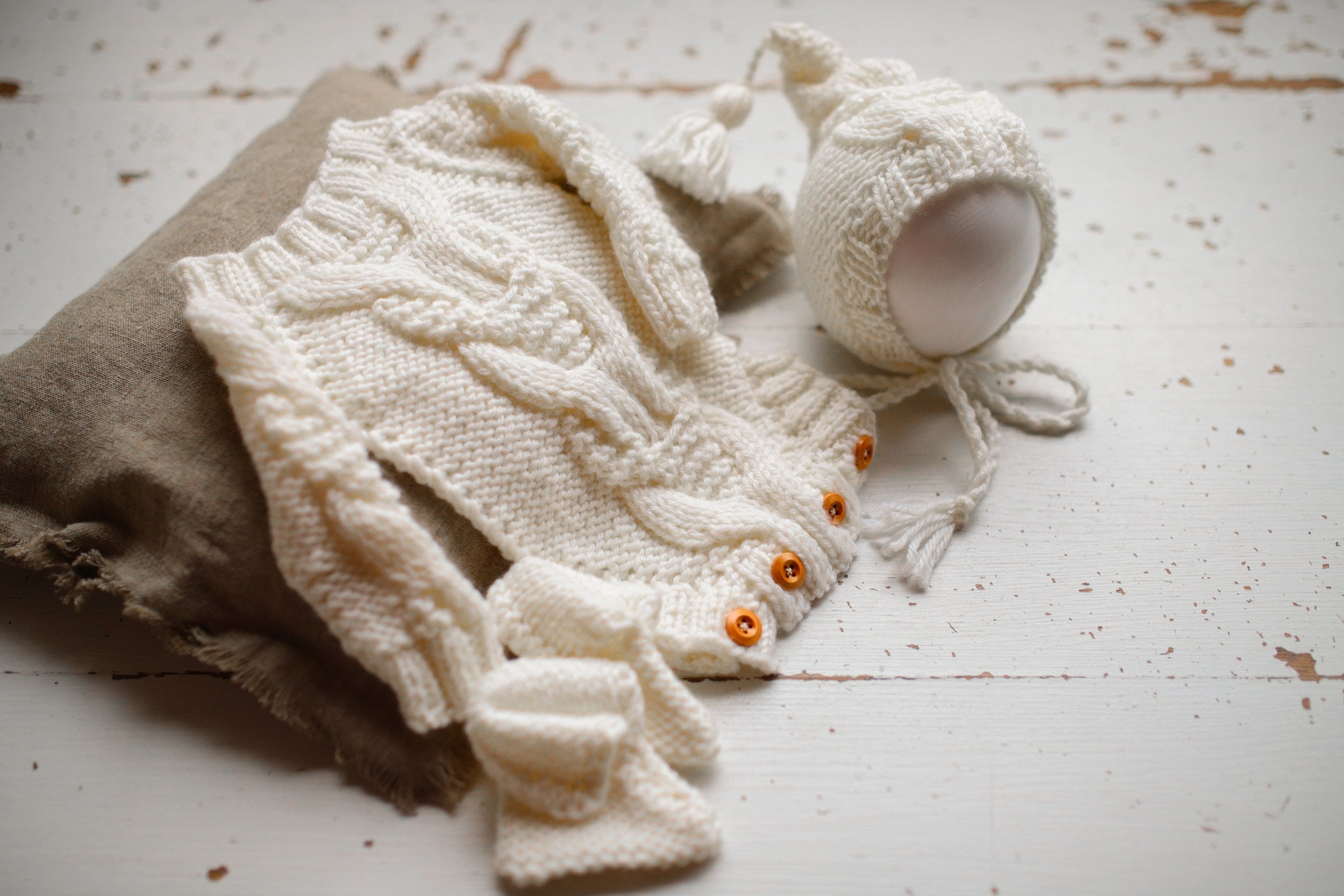 Knitted jumpsuit, bonnet and booties for a newborn, merino wool clothing set, newborn photo shoot props, newborn photo shoot clothes, hospital discharge clothes.