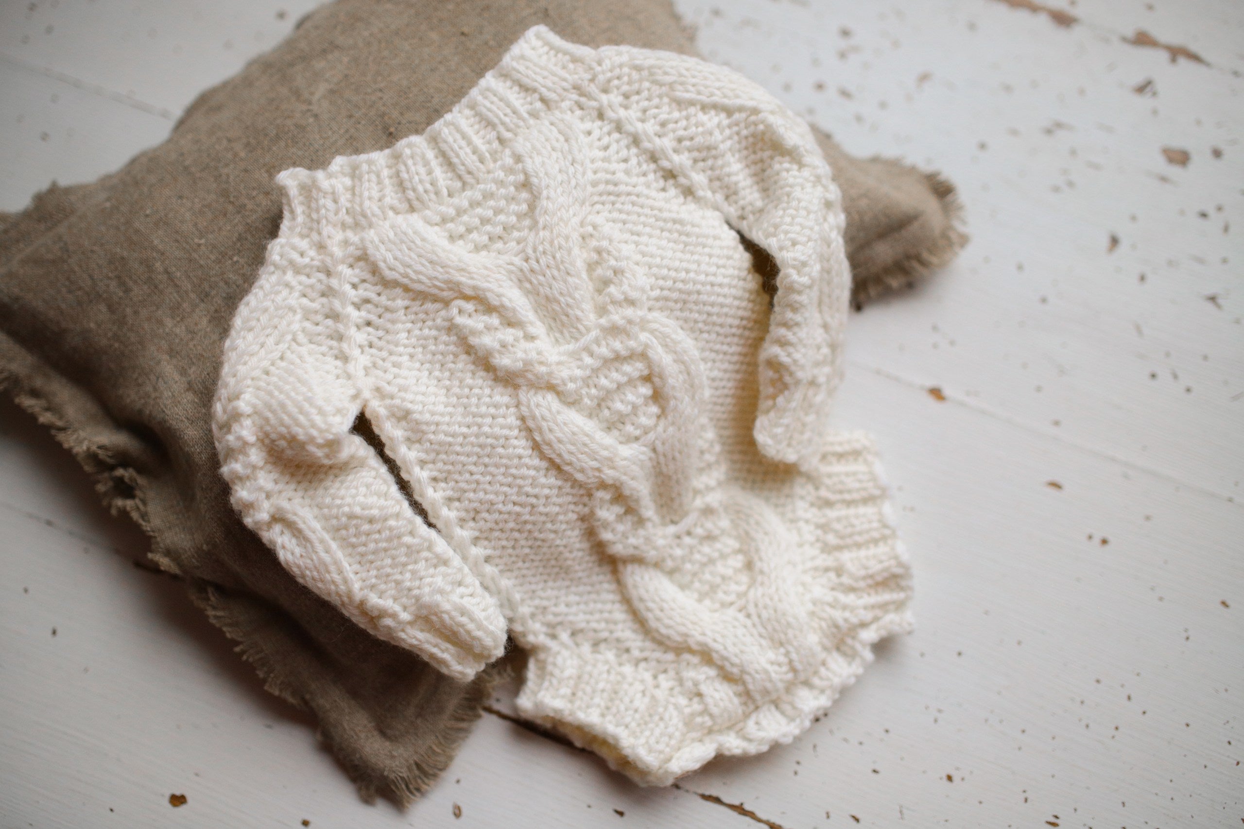 Knitted jumpsuit, bonnet and booties for a newborn, merino wool clothing set, newborn photo shoot props, newborn photo shoot clothes, hospital discharge clothes.