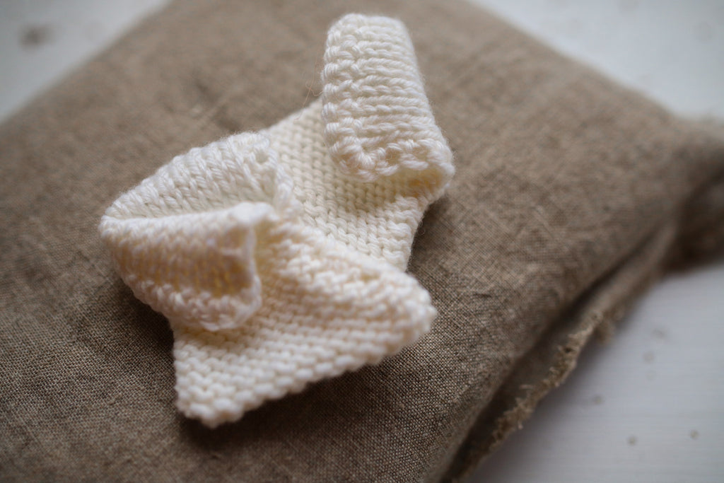 Knitted jumpsuit, bonnet and booties for a newborn, merino wool clothing set, newborn photo shoot props, newborn photo shoot clothes, hospital discharge clothes.