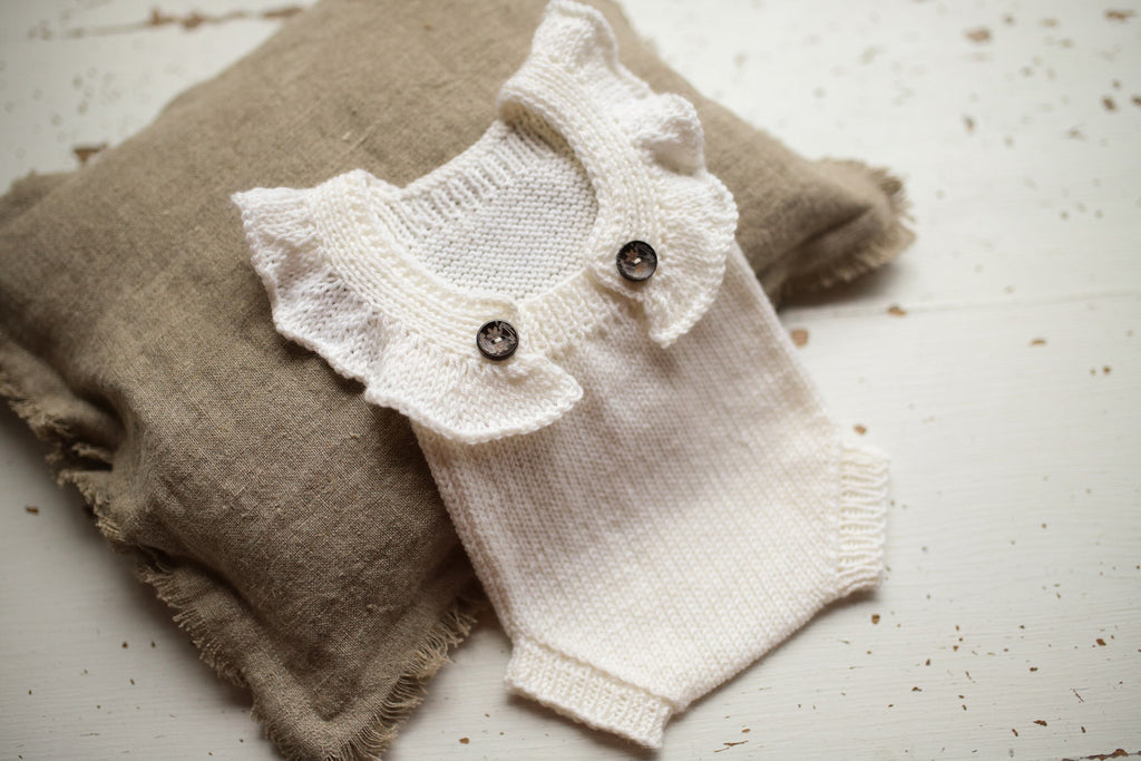 Knitted jumpsuit, bonnet and booties for a newborn, merino wool clothing set, newborn photo shoot props, newborn photo shoot clothes, hospital discharge clothes. (Copy)