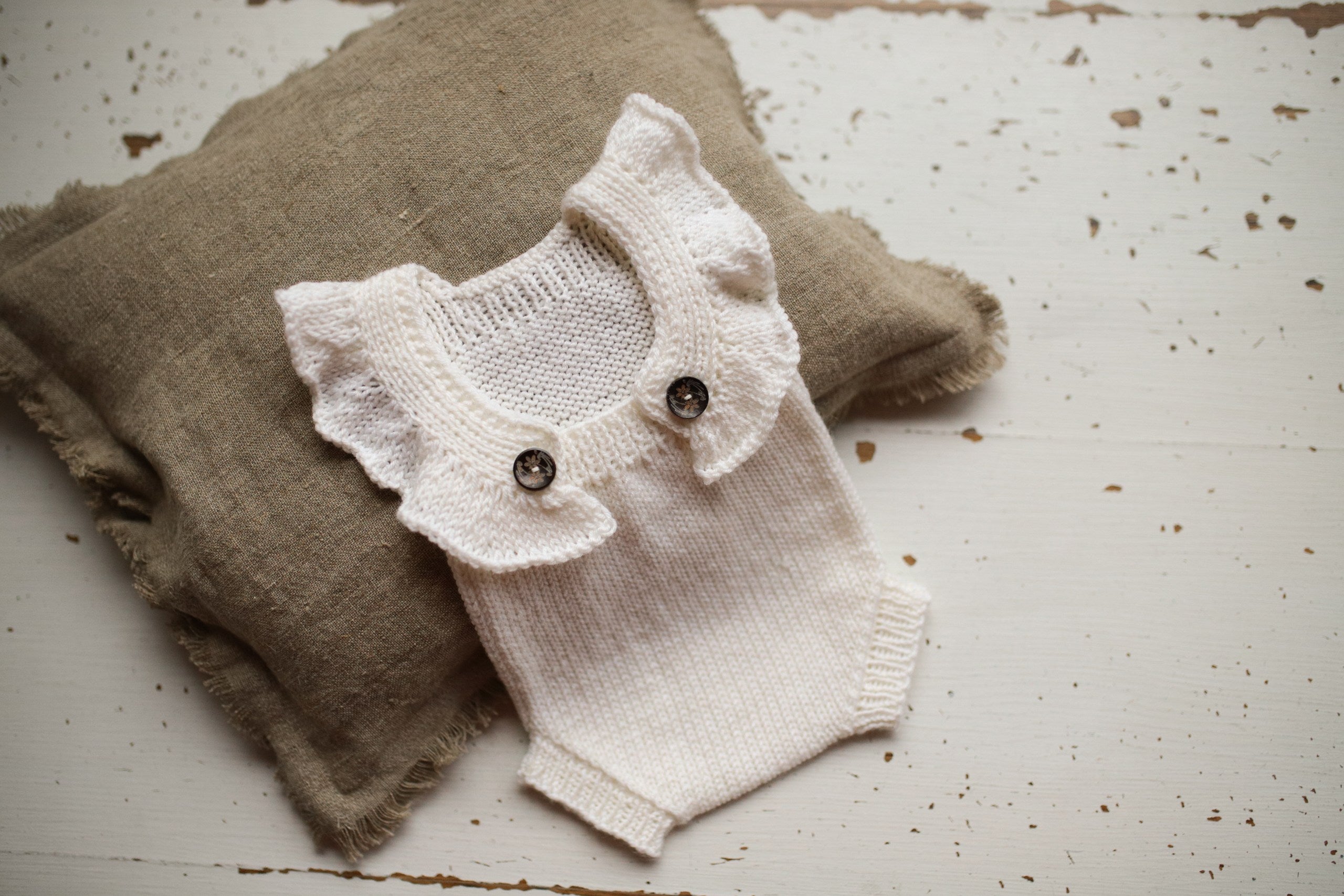 Knitted jumpsuit, bonnet and booties for a newborn, merino wool clothing set, newborn photo shoot props, newborn photo shoot clothes, hospital discharge clothes. (Copy)