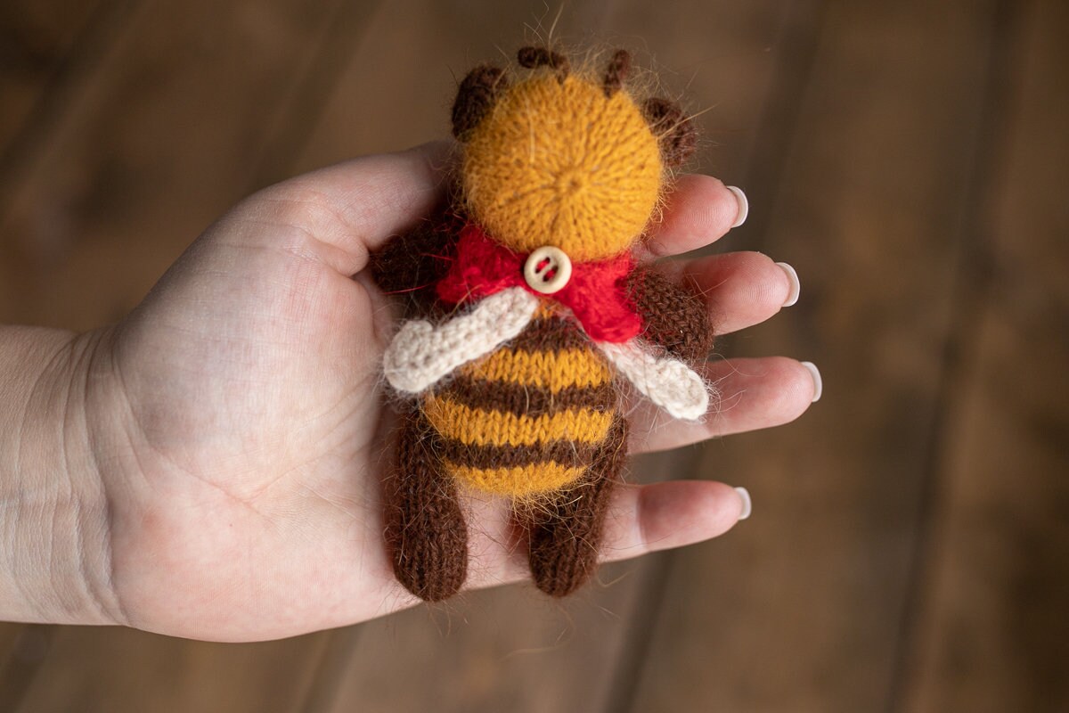 Knitted Bee  bonnet and toy,Newborn Photography Prop Set,Newborn photography outfit,Newborn girl photoshoot outfit,Newborn Beе Outfit