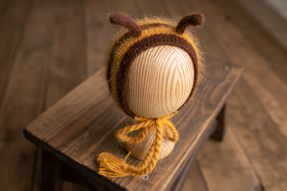 Knitted Bee  bonnet and toy,Newborn Photography Prop Set,Newborn photography outfit,Newborn girl photoshoot outfit,Newborn Beе Outfit