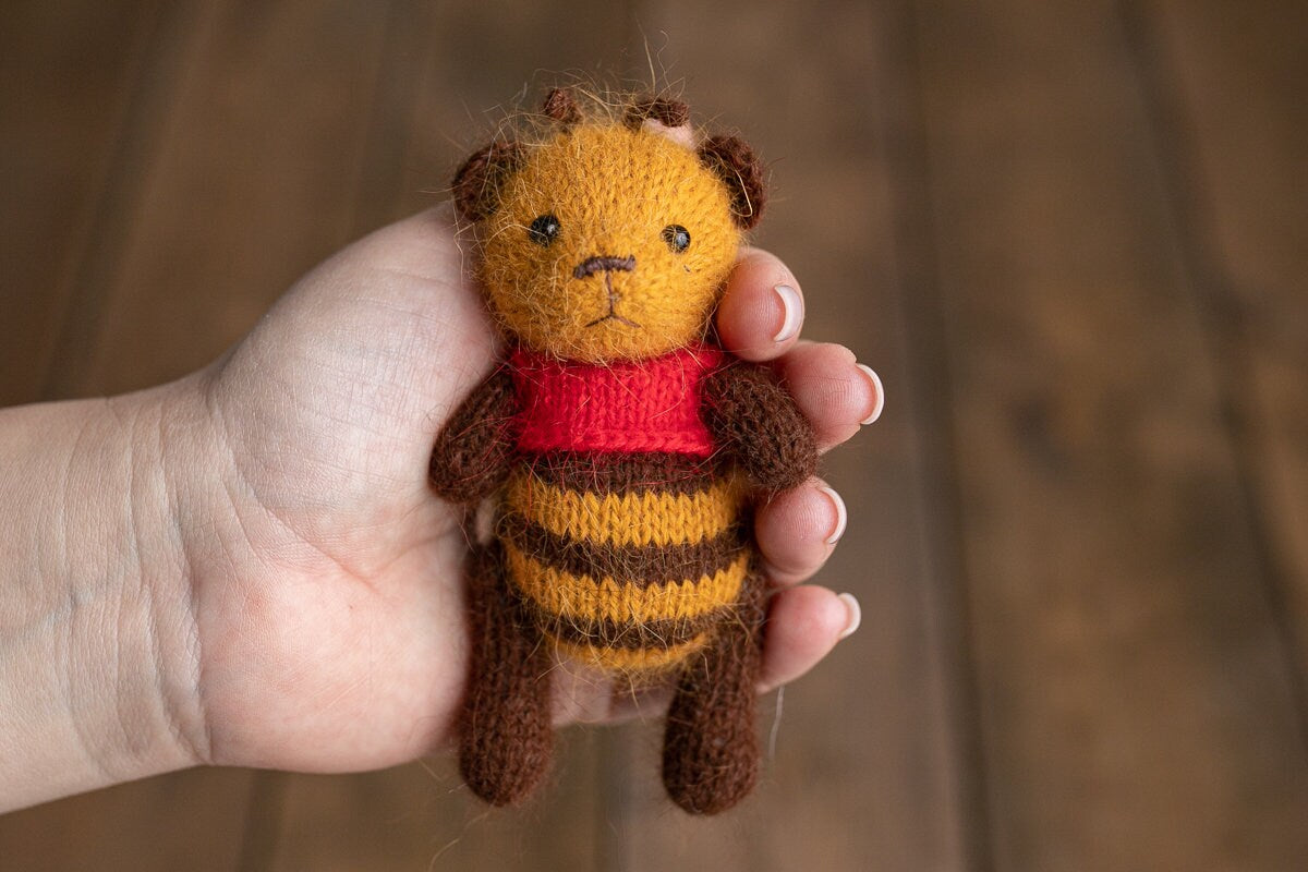 Knitted Bee  bonnet and toy,Newborn Photography Prop Set,Newborn photography outfit,Newborn girl photoshoot outfit,Newborn Beе Outfit