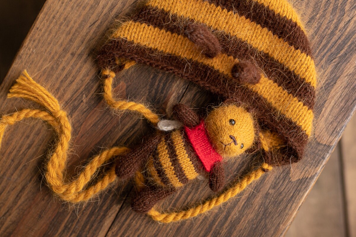 Knitted Bee  bonnet and toy,Newborn Photography Prop Set,Newborn photography outfit,Newborn girl photoshoot outfit,Newborn Beе Outfit