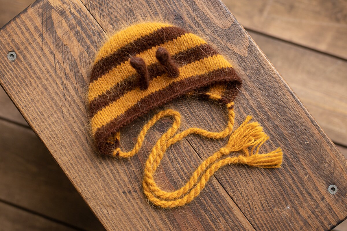 Knitted Bee  bonnet and toy,Newborn Photography Prop Set,Newborn photography outfit,Newborn girl photoshoot outfit,Newborn Beе Outfit