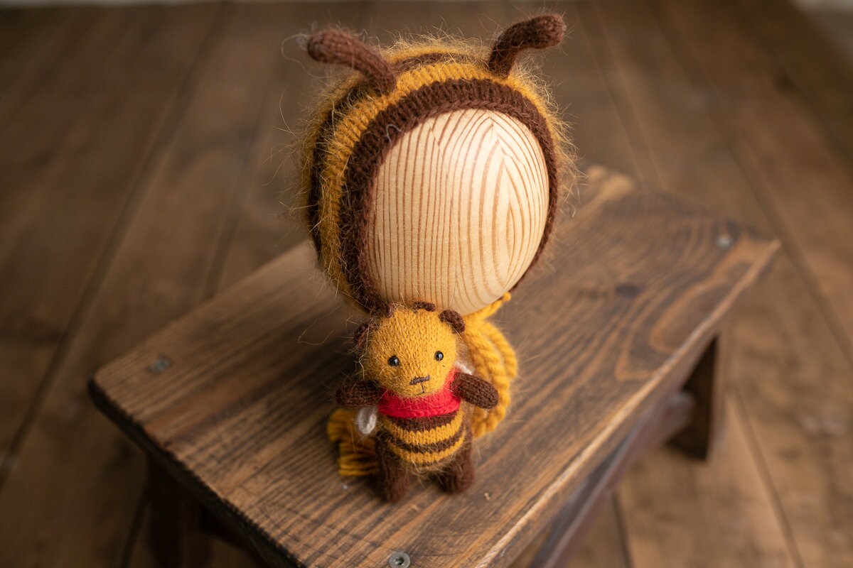 Knitted Bee  bonnet and toy,Newborn Photography Prop Set,Newborn photography outfit,Newborn girl photoshoot outfit,Newborn Beе Outfit